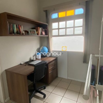 Casa com 191m², 4 quartos (sendo 1 suíte), 2 garagens, no bairro Centro em Florianópolis