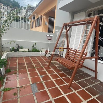 Casa com 191m², 4 quartos (sendo 1 suíte), 2 garagens, no bairro Centro em Florianópolis