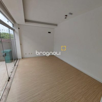 Prédio com 81m², 2 garagens, no bairro Pantanal em Florianópolis