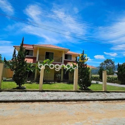 Casa com 280m², 4 quartos (sendo 3 suítes), 2 garagens, no bairro Sul do Rio em Santo Amaro da Imperatriz