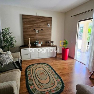 Casa com 280m², 4 quartos (sendo 3 suítes), 2 garagens, no bairro Sul do Rio em Santo Amaro da Imperatriz