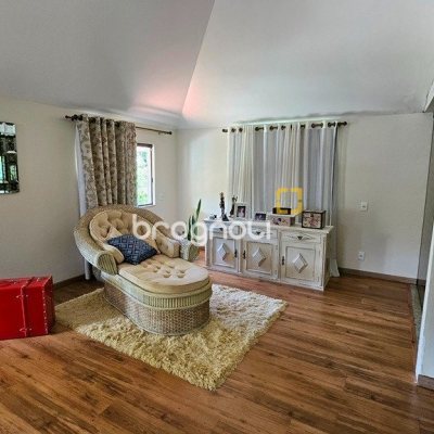Casa com 280m², 4 quartos (sendo 3 suítes), 2 garagens, no bairro Sul do Rio em Santo Amaro da Imperatriz