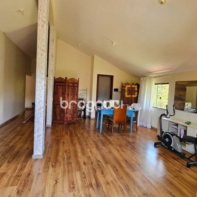 Casa com 280m², 4 quartos (sendo 3 suítes), 2 garagens, no bairro Sul do Rio em Santo Amaro da Imperatriz