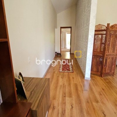 Casa com 280m², 4 quartos (sendo 3 suítes), 2 garagens, no bairro Sul do Rio em Santo Amaro da Imperatriz