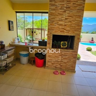 Casa com 280m², 4 quartos (sendo 3 suítes), 2 garagens, no bairro Sul do Rio em Santo Amaro da Imperatriz