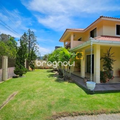 Casa com 280m², 4 quartos (sendo 3 suítes), 2 garagens, no bairro Sul do Rio em Santo Amaro da Imperatriz