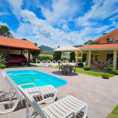 Casa com 280m², 4 quartos (sendo 3 suítes), 2 garagens, no bairro Sul do Rio em Santo Amaro da Imperatriz