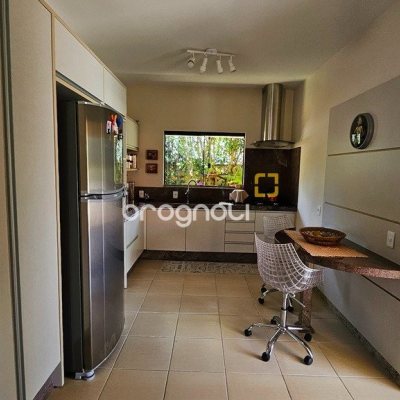 Casa com 280m², 4 quartos (sendo 3 suítes), 2 garagens, no bairro Sul do Rio em Santo Amaro da Imperatriz