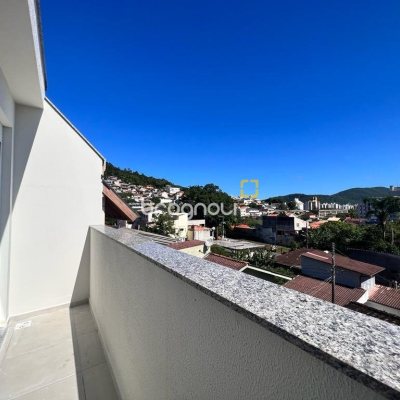 Cobertura com 114m², 2 quartos (sendo 2 suítes), 2 garagens, no bairro Itacorubi em Florianópolis