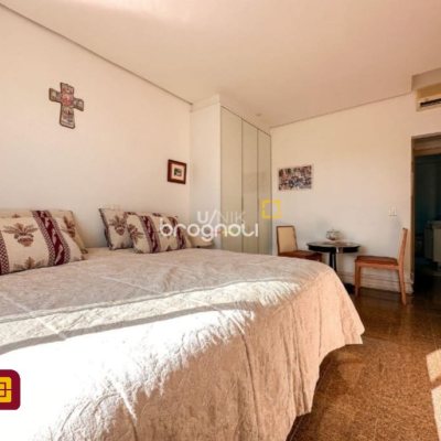 Apartamento com 381m², 4 quartos (sendo 2 suítes), 3 garagens, no bairro Beira Mar em Florianópolis
