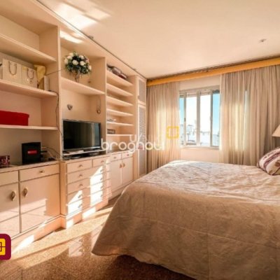 Apartamento com 381m², 4 quartos (sendo 2 suítes), 3 garagens, no bairro Beira Mar em Florianópolis