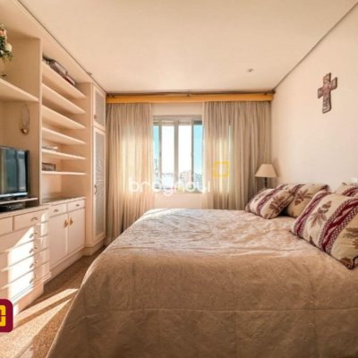 Apartamento com 381m², 4 quartos (sendo 2 suítes), 3 garagens, no bairro Beira Mar em Florianópolis