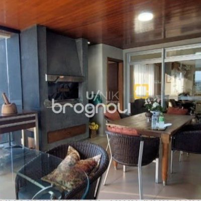 Apartamento com 381m², 4 quartos (sendo 2 suítes), 3 garagens, no bairro Beira Mar em Florianópolis