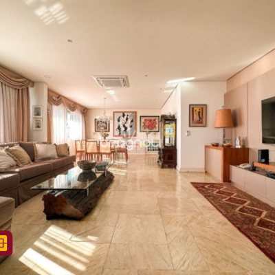 Apartamento com 381m², 4 quartos (sendo 2 suítes), 3 garagens, no bairro Beira Mar em Florianópolis
