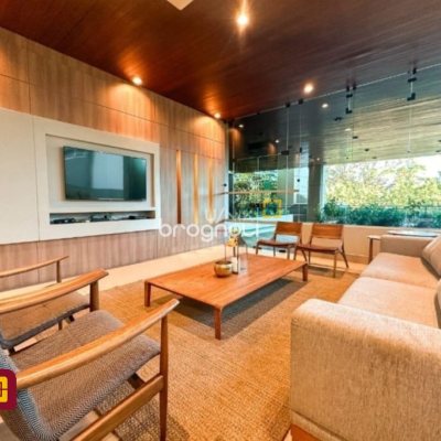 Apartamento com 381m², 4 quartos (sendo 2 suítes), 3 garagens, no bairro Beira Mar em Florianópolis