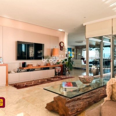 Apartamento com 381m², 4 quartos (sendo 2 suítes), 3 garagens, no bairro Beira Mar em Florianópolis