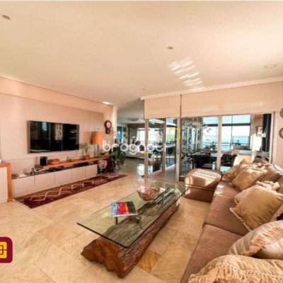 Apartamento com 381m², 4 quartos (sendo 2 suítes), 3 garagens, no bairro Beira Mar em Florianópolis
