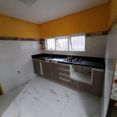 Casa com 325m², 3 garagens, no bairro Morro das Pedras em Florianópolis
