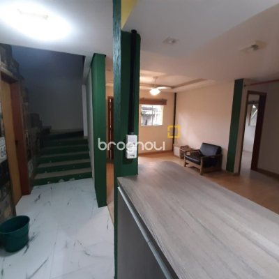Casa com 325m², 3 garagens, no bairro Morro das Pedras em Florianópolis