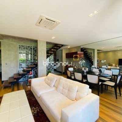 Casa de Condomínio com 175m², 3 quartos (sendo 3 suítes), 3 garagens, no bairro Lagoa da Conceição em Florianópolis