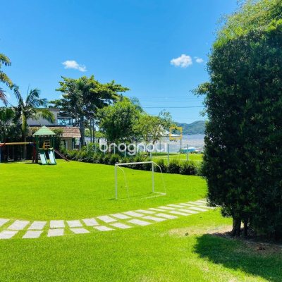 Casa de Condomínio com 175m², 3 quartos (sendo 3 suítes), 3 garagens, no bairro Lagoa da Conceição em Florianópolis