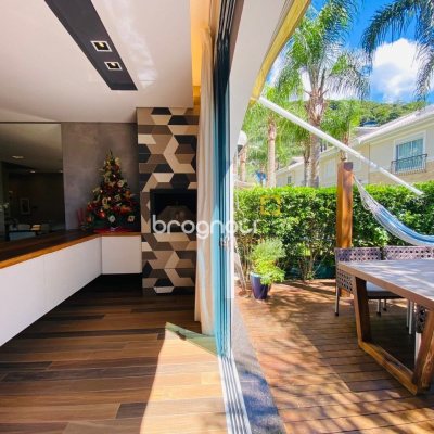 Casa de Condomínio com 175m², 3 quartos (sendo 3 suítes), 3 garagens, no bairro Lagoa da Conceição em Florianópolis