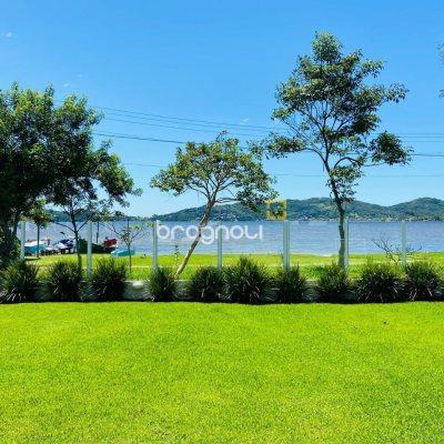 Casa de Condomínio com 175m², 3 quartos (sendo 3 suítes), 3 garagens, no bairro Lagoa da Conceição em Florianópolis