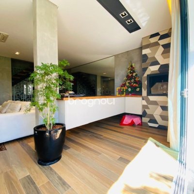 Casa de Condomínio com 175m², 3 quartos (sendo 3 suítes), 3 garagens, no bairro Lagoa da Conceição em Florianópolis