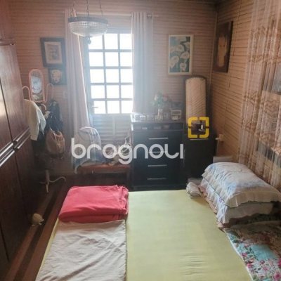 Casa com 214m², 4 quartos (sendo 1 suíte), 3 garagens, no bairro Balneário em Florianópolis