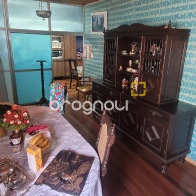 Casa com 214m², 4 quartos (sendo 1 suíte), 3 garagens, no bairro Balneário em Florianópolis