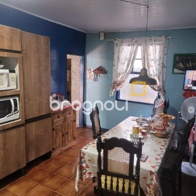 Casa com 214m², 4 quartos (sendo 1 suíte), 3 garagens, no bairro Balneário em Florianópolis