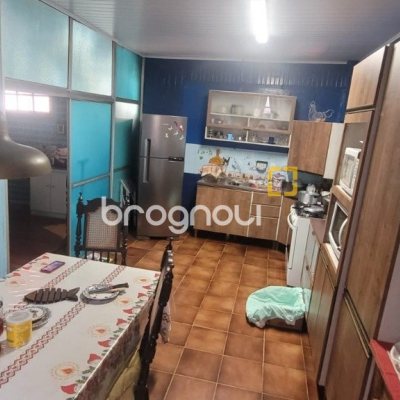 Casa com 214m², 4 quartos (sendo 1 suíte), 3 garagens, no bairro Balneário em Florianópolis