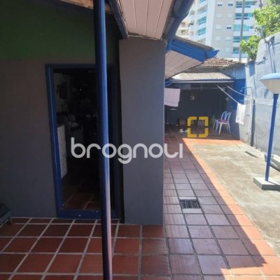 Casa com 214m², 4 quartos (sendo 1 suíte), 3 garagens, no bairro Balneário em Florianópolis