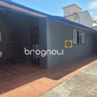 Casa com 214m², 4 quartos (sendo 1 suíte), 3 garagens, no bairro Balneário em Florianópolis