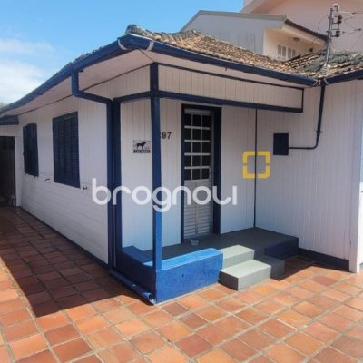 Casa com 214m², 4 quartos (sendo 1 suíte), 3 garagens, no bairro Balneário em Florianópolis
