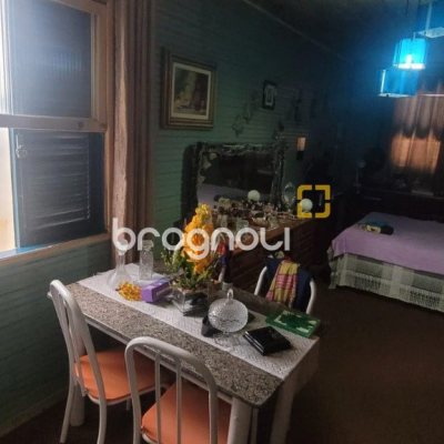 Casa com 214m², 4 quartos (sendo 1 suíte), 3 garagens, no bairro Balneário em Florianópolis
