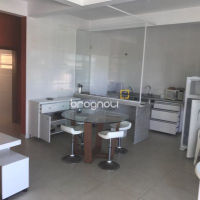 Casa com 433m², 10 quartos (sendo 1 suíte), 7 garagens, no bairro Canasvieiras em Florianópolis