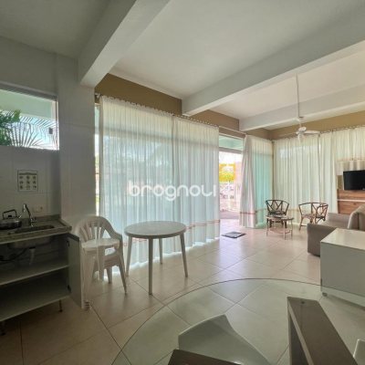 Casa com 433m², 10 quartos (sendo 1 suíte), 7 garagens, no bairro Canasvieiras em Florianópolis