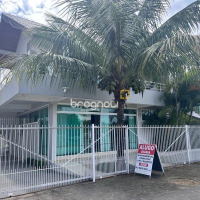 Casa com 433m², 10 quartos (sendo 1 suíte), 7 garagens, no bairro Canasvieiras em Florianópolis