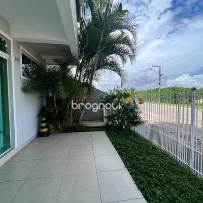 Casa com 433m², 10 quartos (sendo 1 suíte), 7 garagens, no bairro Canasvieiras em Florianópolis