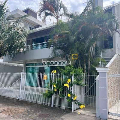 Casa com 433m², 10 quartos (sendo 1 suíte), 7 garagens, no bairro Canasvieiras em Florianópolis