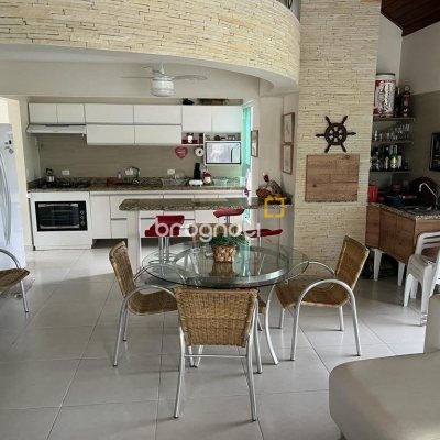 Casa com 433m², 10 quartos (sendo 1 suíte), 7 garagens, no bairro Canasvieiras em Florianópolis