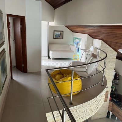 Casa com 433m², 10 quartos (sendo 1 suíte), 7 garagens, no bairro Canasvieiras em Florianópolis