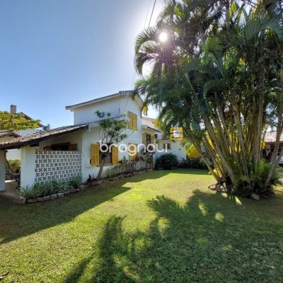 Casa com 233m², 7 quartos (sendo 1 suíte), 2 garagens, no bairro Cachoeira do Bom Jesus em Florianópolis