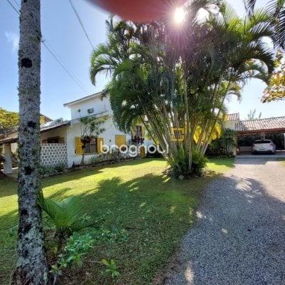 Casa com 233m², 7 quartos (sendo 1 suíte), 2 garagens, no bairro Cachoeira do Bom Jesus em Florianópolis