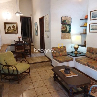Casa com 233m², 7 quartos (sendo 1 suíte), 2 garagens, no bairro Cachoeira do Bom Jesus em Florianópolis
