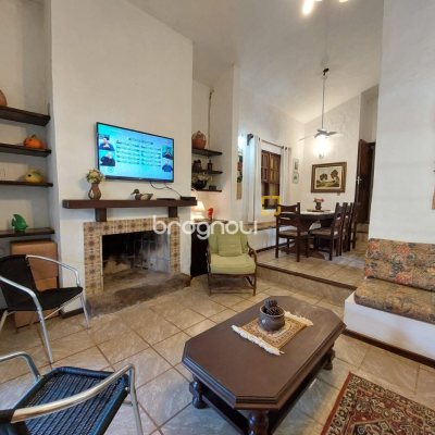 Casa com 233m², 7 quartos (sendo 1 suíte), 2 garagens, no bairro Cachoeira do Bom Jesus em Florianópolis