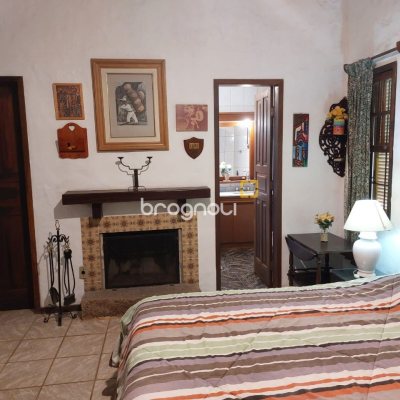 Casa com 233m², 7 quartos (sendo 1 suíte), 2 garagens, no bairro Cachoeira do Bom Jesus em Florianópolis