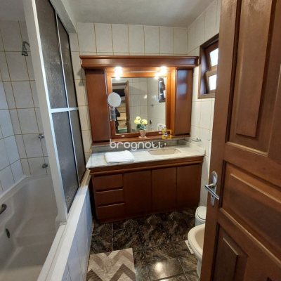 Casa com 233m², 7 quartos (sendo 1 suíte), 2 garagens, no bairro Cachoeira do Bom Jesus em Florianópolis