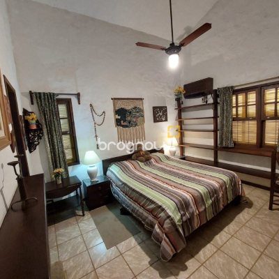 Casa com 233m², 7 quartos (sendo 1 suíte), 2 garagens, no bairro Cachoeira do Bom Jesus em Florianópolis